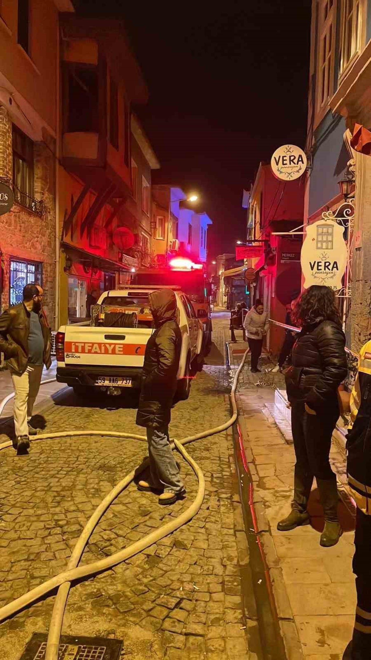 Ayvalık’ta Yangın: Sanat Galerisi ve Tiyatro Binası Küle Döndü