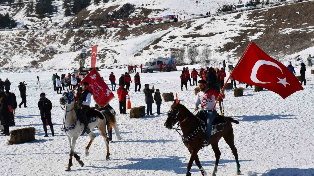 Çıldır Gölü Altın At Kristal Buz Festivali’nden Renkli Görüntüler
