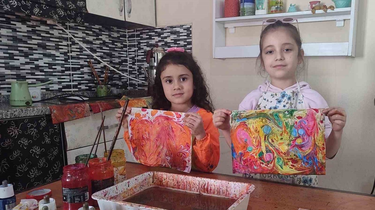 Minik Eller,  Geleneksel Ebru Sanatına Hayat Veriyor!