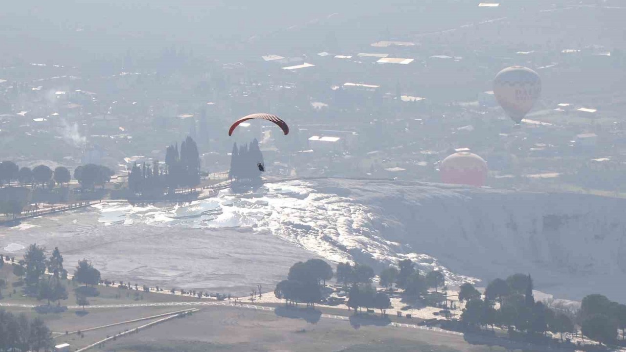 Pamukkale'de Adrenalin ve Manzara Bir Arada: Yamaç Paraşütüne Büyük İlgi!