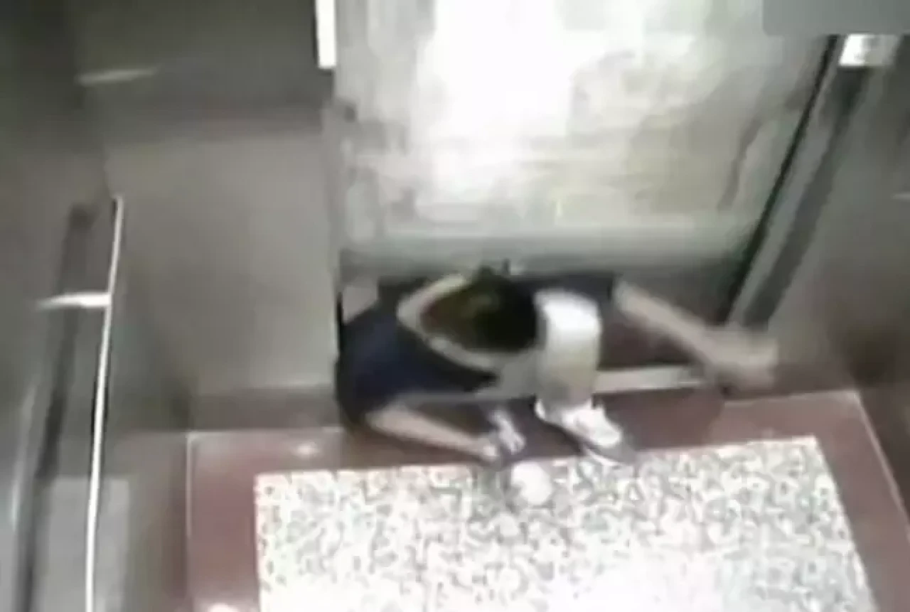 Asansöre sıkışan 17 yaşındaki genç,  feci şekilde yaşamını kaybetti!