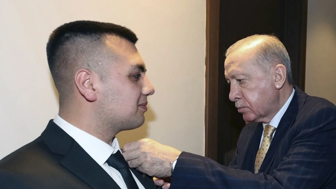 Recep Tayyip Erdoğan'a parti rozetini Cumhurbaşkanı Erdoğan taktı