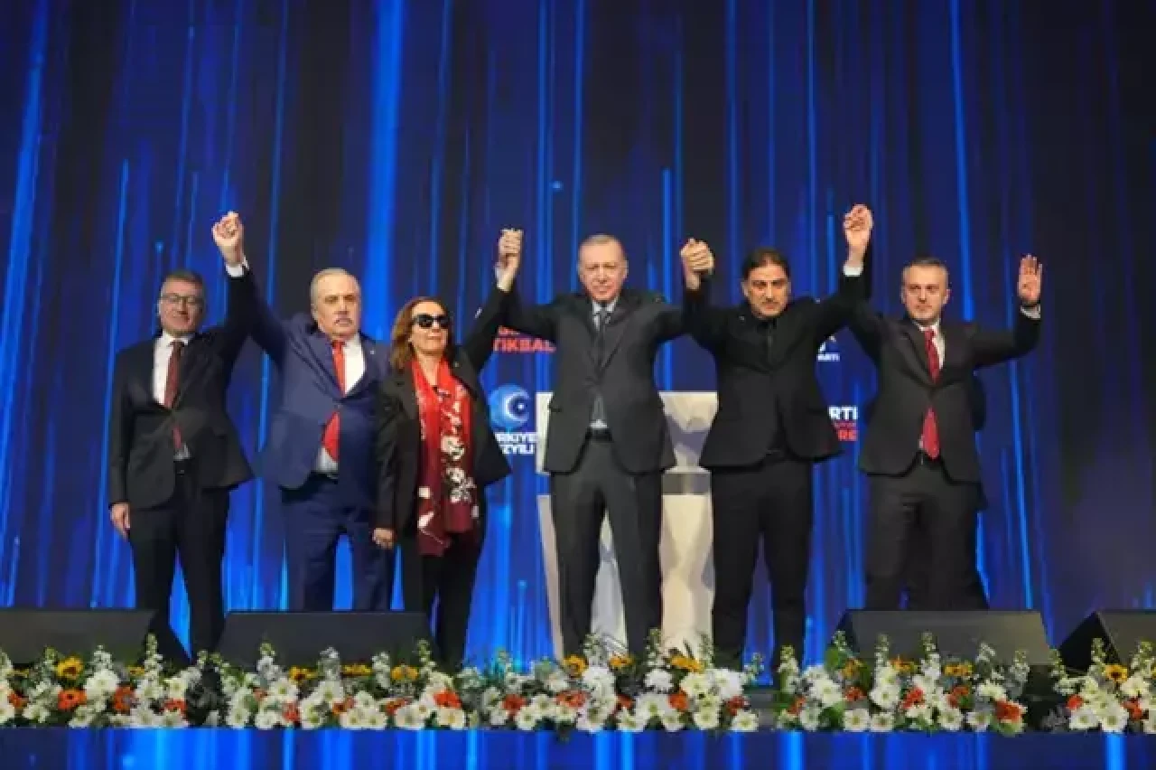 Cumhurbaşkanı Erdoğan 9. kez genel başkan! MKYK'de büyük değişim!