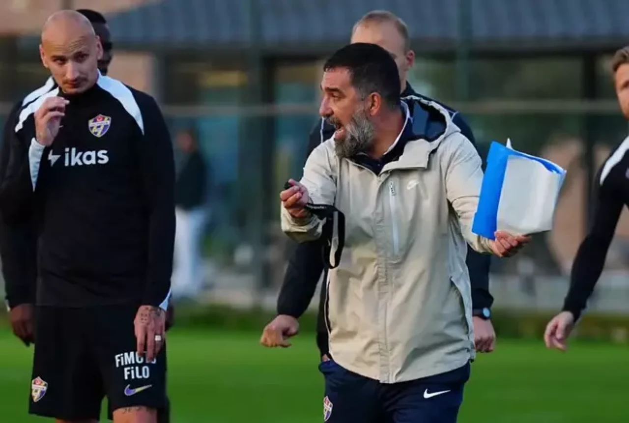 Fenerbahçe'nin transfer edip 1 dakika bile forma giydirmediği futbolcuyu Arda Turan hemen kaptı