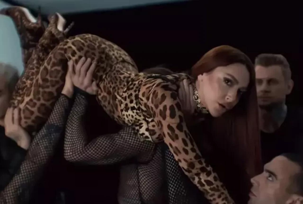 Hadise'nin cesur klibine yorum yağdı! İşte o görüntüler..