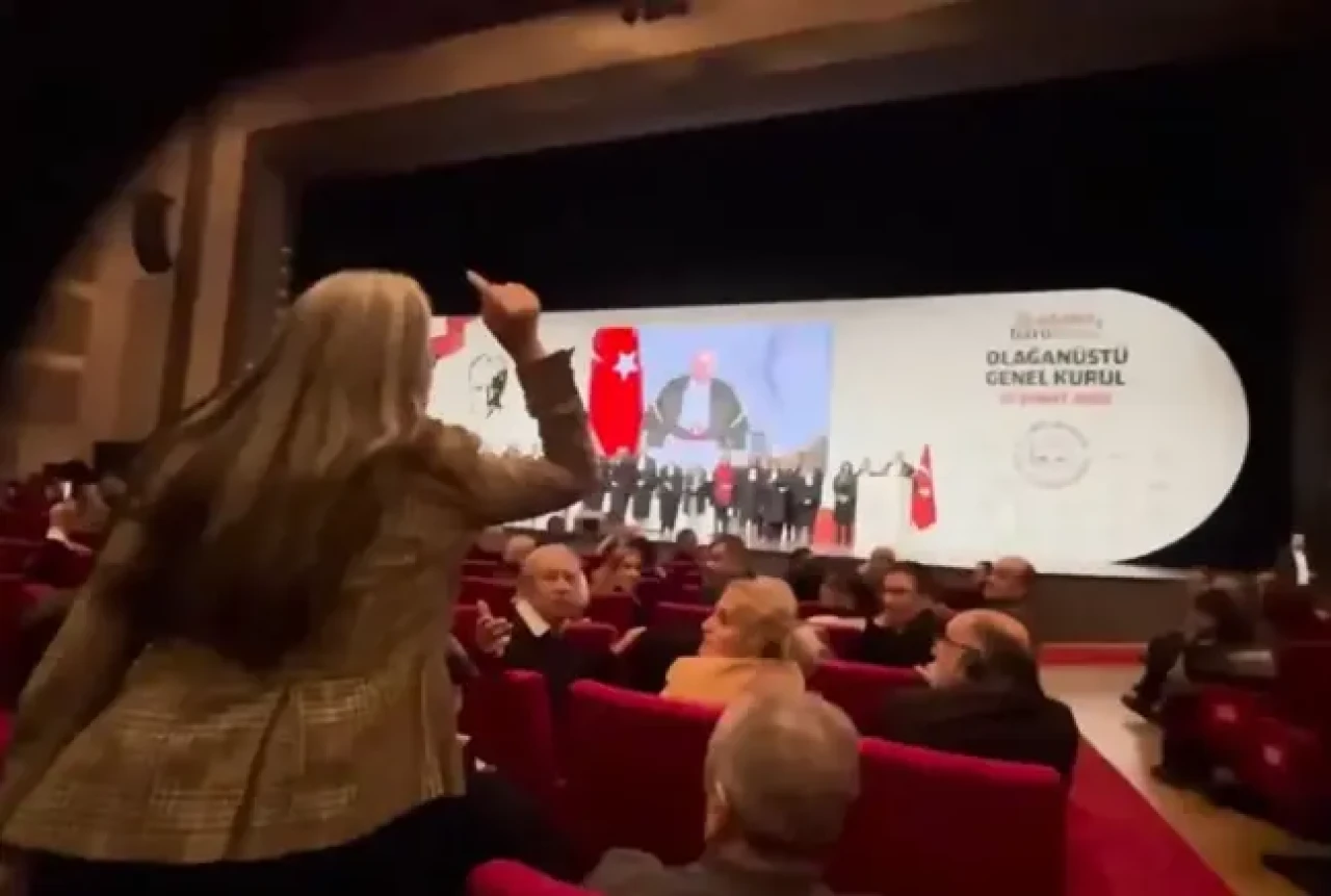 İstanbul Barosu olağanüstü genel kurulu'nda gerginlik!