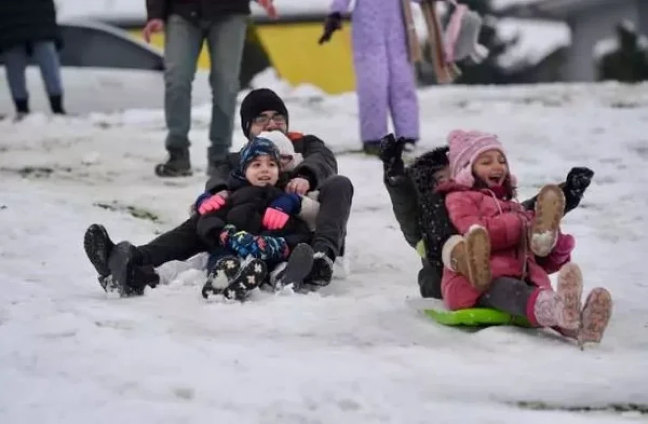 Valilikler duyurdu: 13 ilde okullara kar tatili!