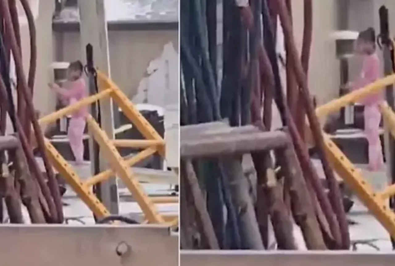 Küçük kız dondurucu soğukta yalvardı,  kapıyı açmadılar!