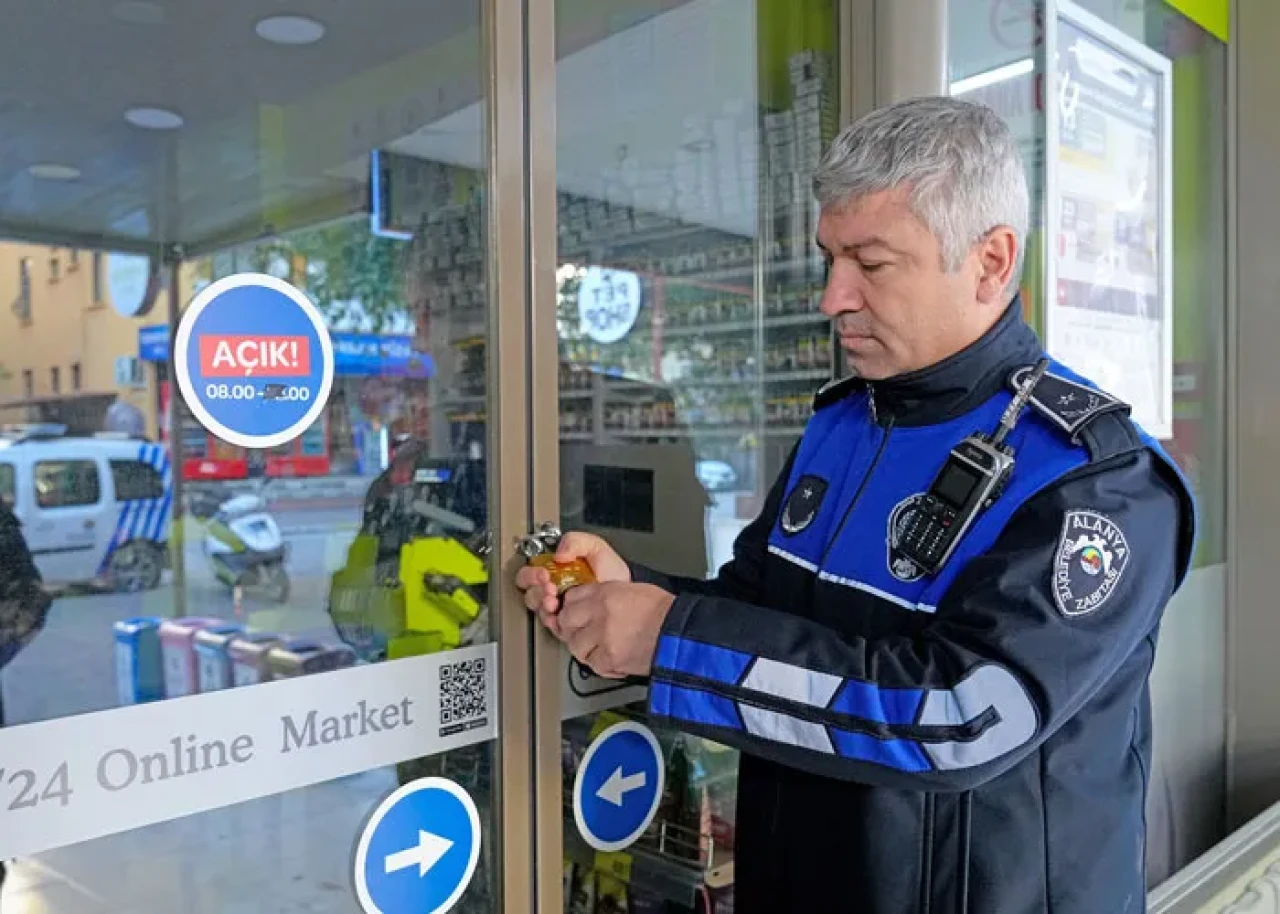 Son kullanma tarihi geçmiş ürün satan iki zincir marketin şubeleri mühürlendi