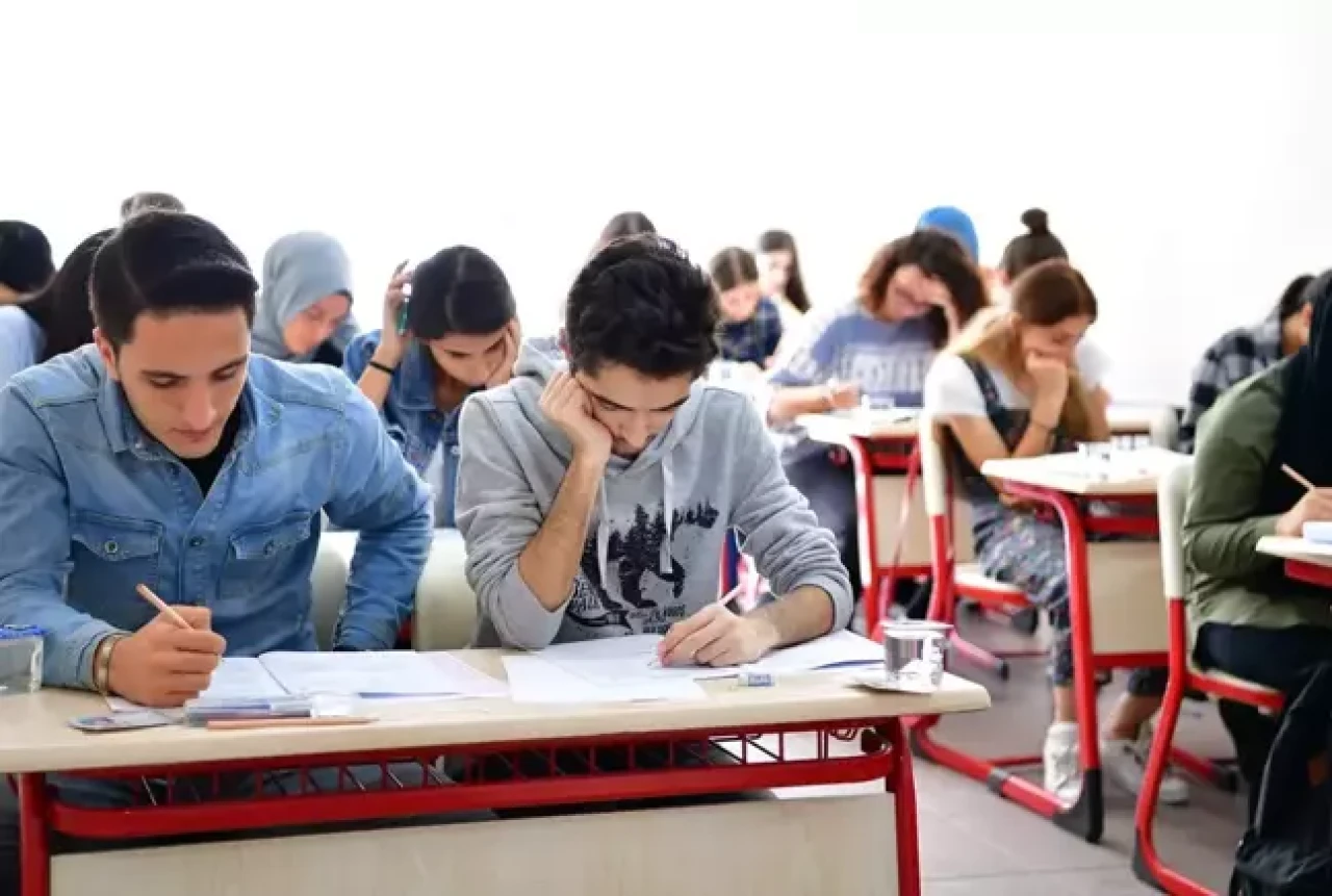 Devamsızlık nedeniyle sınıfta kalan öğrencilere kötü haber!