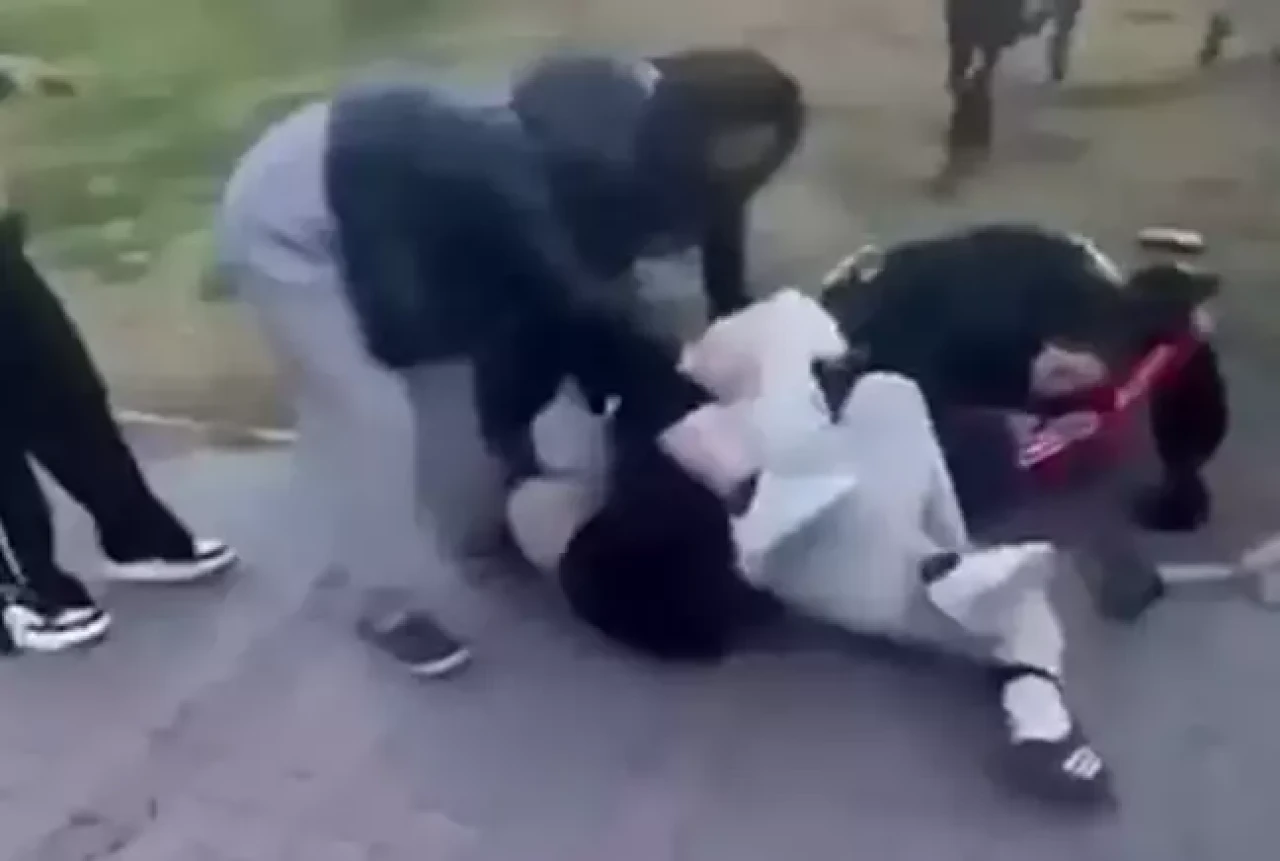 Parkta kızlar birbirine girdi,  arkadaşları gülerek izledi