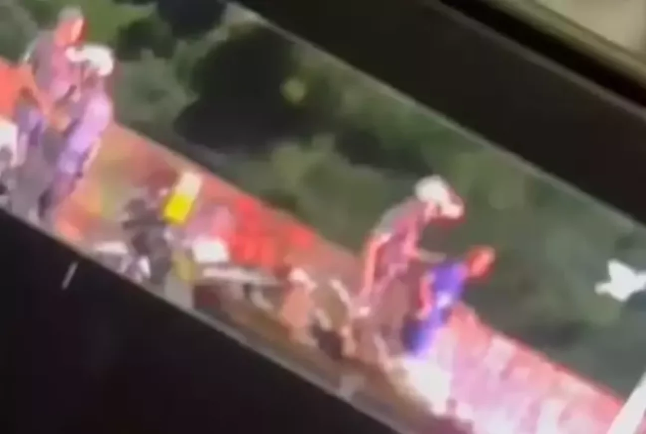 Polis memuru,  motosiklet sürücüsünü köprüden aşağı attı