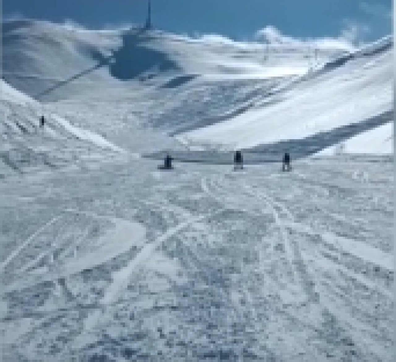 Palandöken Dağı'ndan düşen çığın bir kısmı kayak pistine düştü