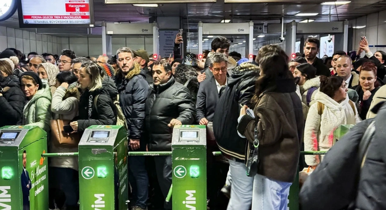 Dün İstanbul'da kar yağışı trafik ve ulaşımı felç etti! Vatandaş evine gidemedi