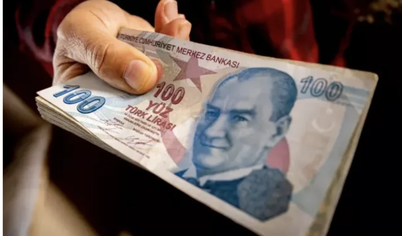 Emekliler için 3 maaş hakkı! Uzman isim maaşları açıkladı