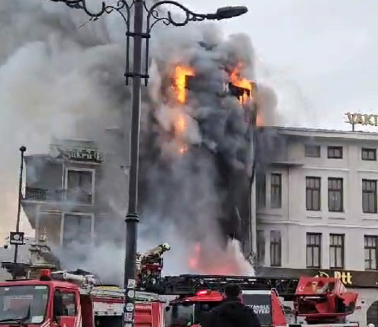 İstanbul’da Tarihi Mısır Çarşısı’nda Yangın: Olay Yerine Çok Sayıda Ekip Sevk Edildi