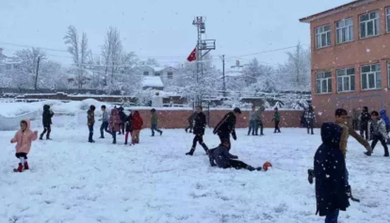 Kar yağışı yurdu esir aldı,  8 ilde okullar tatil edildi