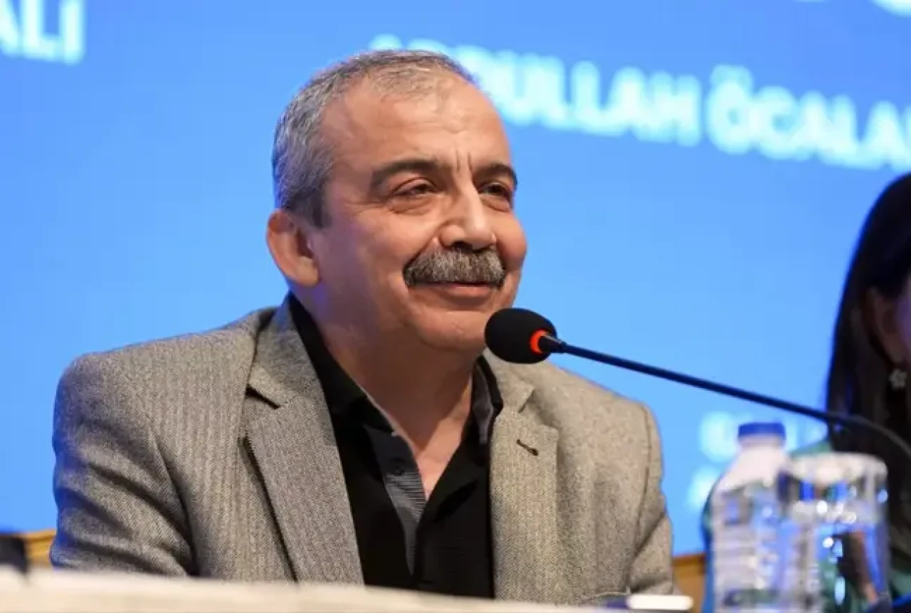 Tarihi çağrı sonrası çarpıcı ayrıntı! Sırrı Süreyya Önder,  Öcalan'ın notunu paylaştı