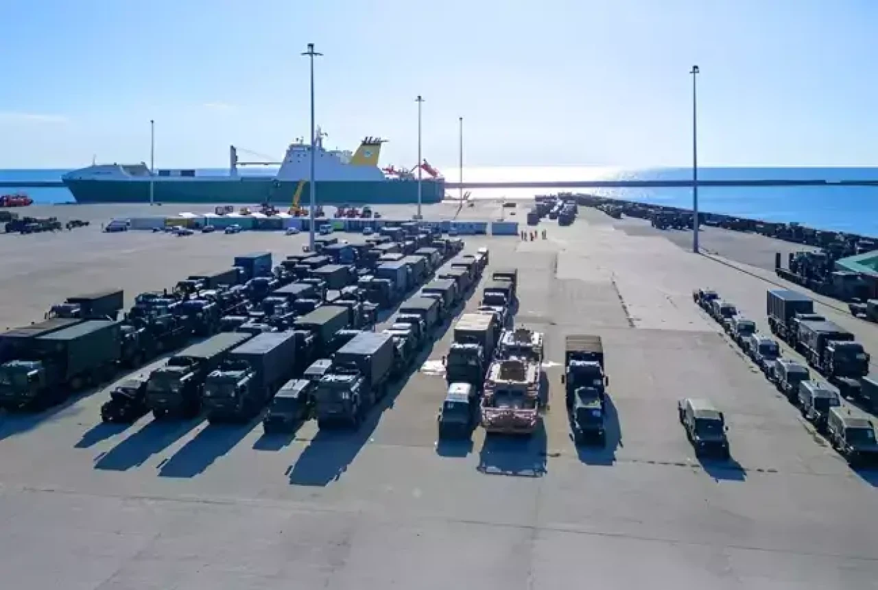 Türkiye'nin yanı başına  silah yığdılar!