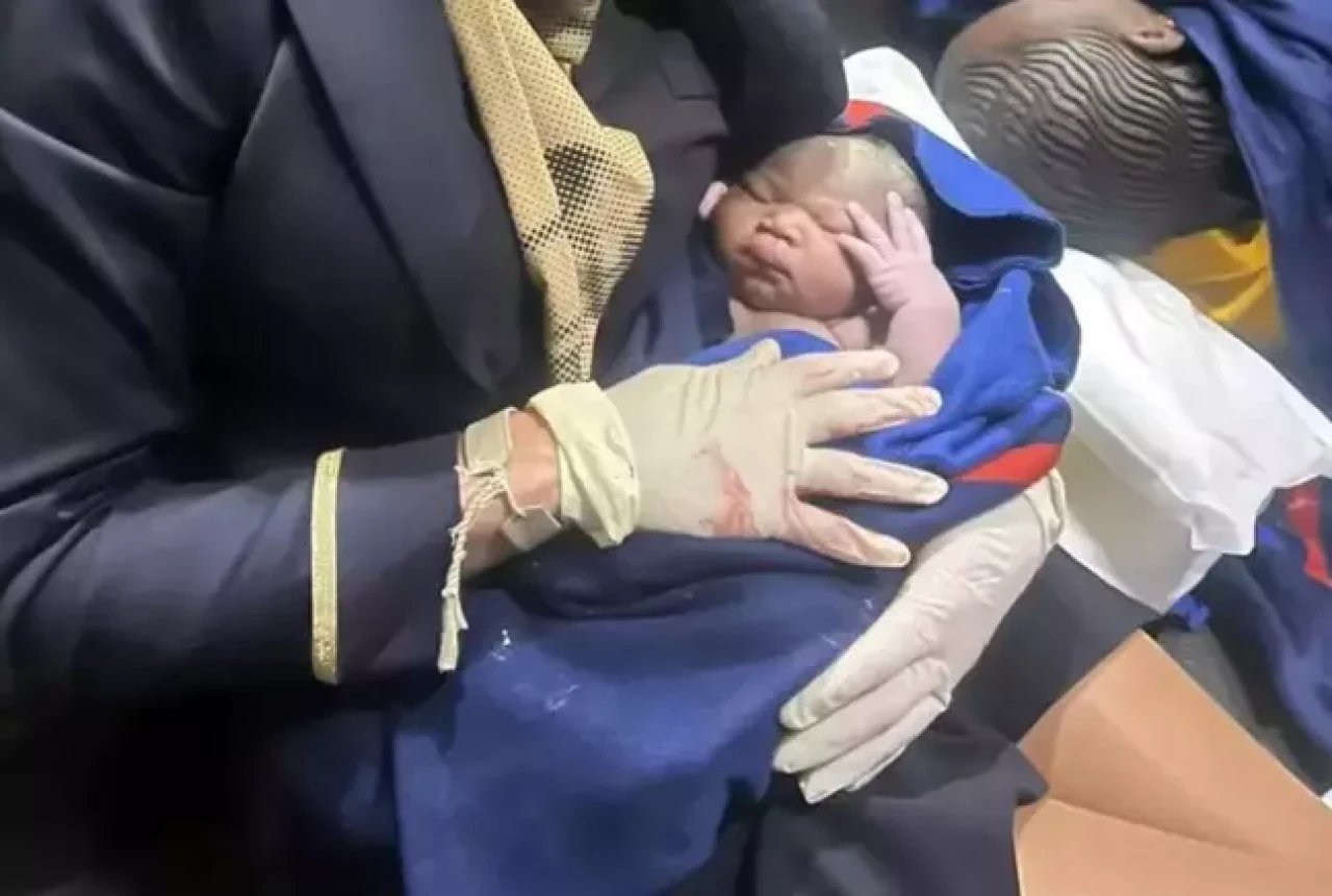 Uçakta doğum yaptı,  bebeğe verdikleri isim ise güldürdü