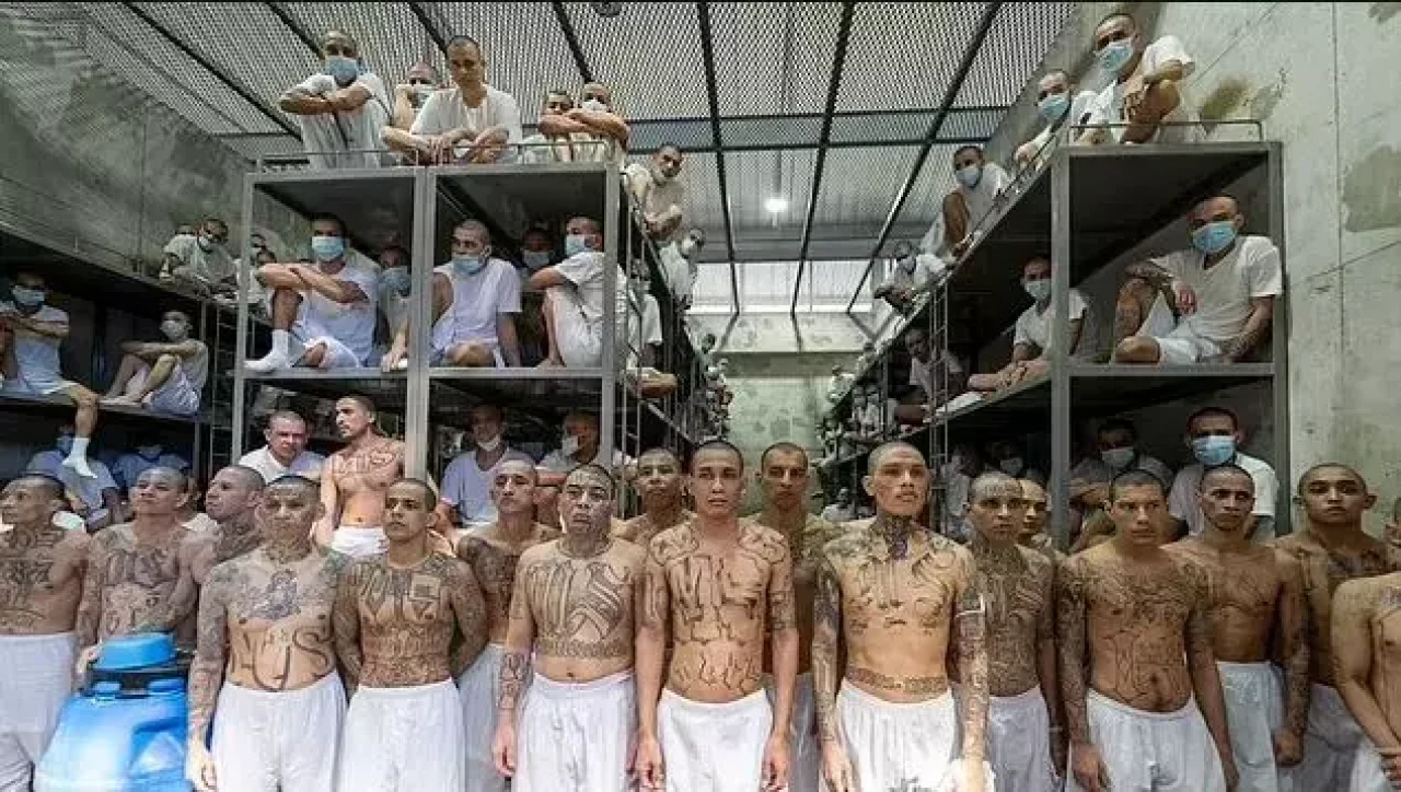Cehennemin kapıları: El Salvador'un korkunç hapishanesi CECOT ilk kez görüntülendi!