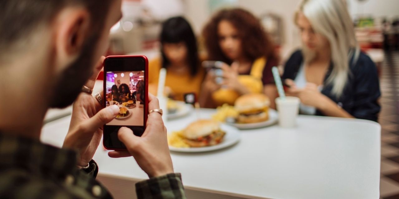Emsal karar! Arkadaşıyla çekildiği fotoğrafı paylaşan kişiye hapis cezası