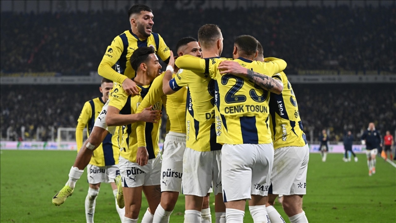 Fenerbahçe,  taraftarın "Kesinlikle alın" dediği yıldız için düğmeye bastı