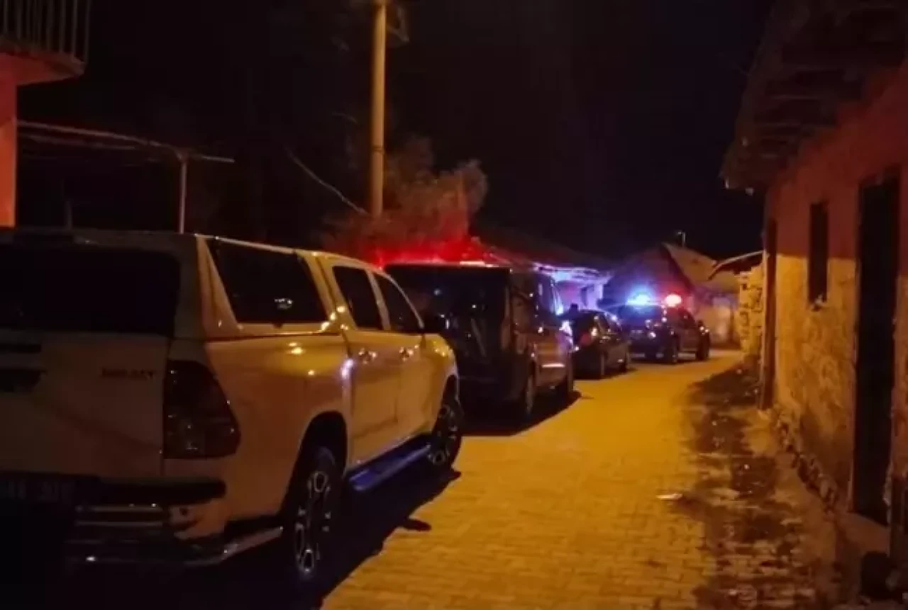 Kendisini tedavi ettirmeyen babasını başını taşla ezerek ö.ldürdü