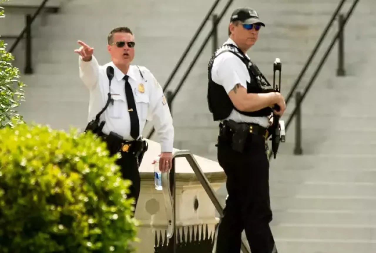 Beyaz saray yakınlarında silahlı çatışma: Gizli servis şüpheliyi vurdu!