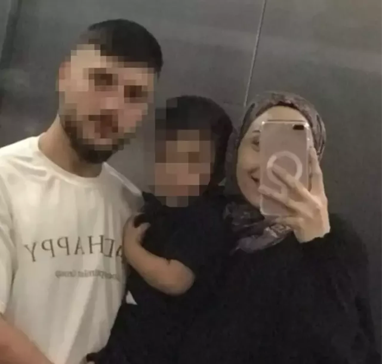 Bebeğini emziren karısını sırtından bıçakladı