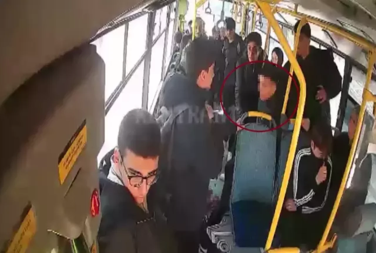 Lise çıkışı kanlı kavga: İki öğrenci birbirini bıçakladı!