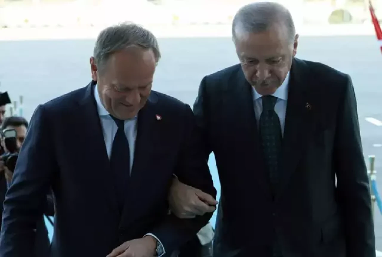Polonya Başbakanı Tusk kırık ayakla Türkiye'ye geldi