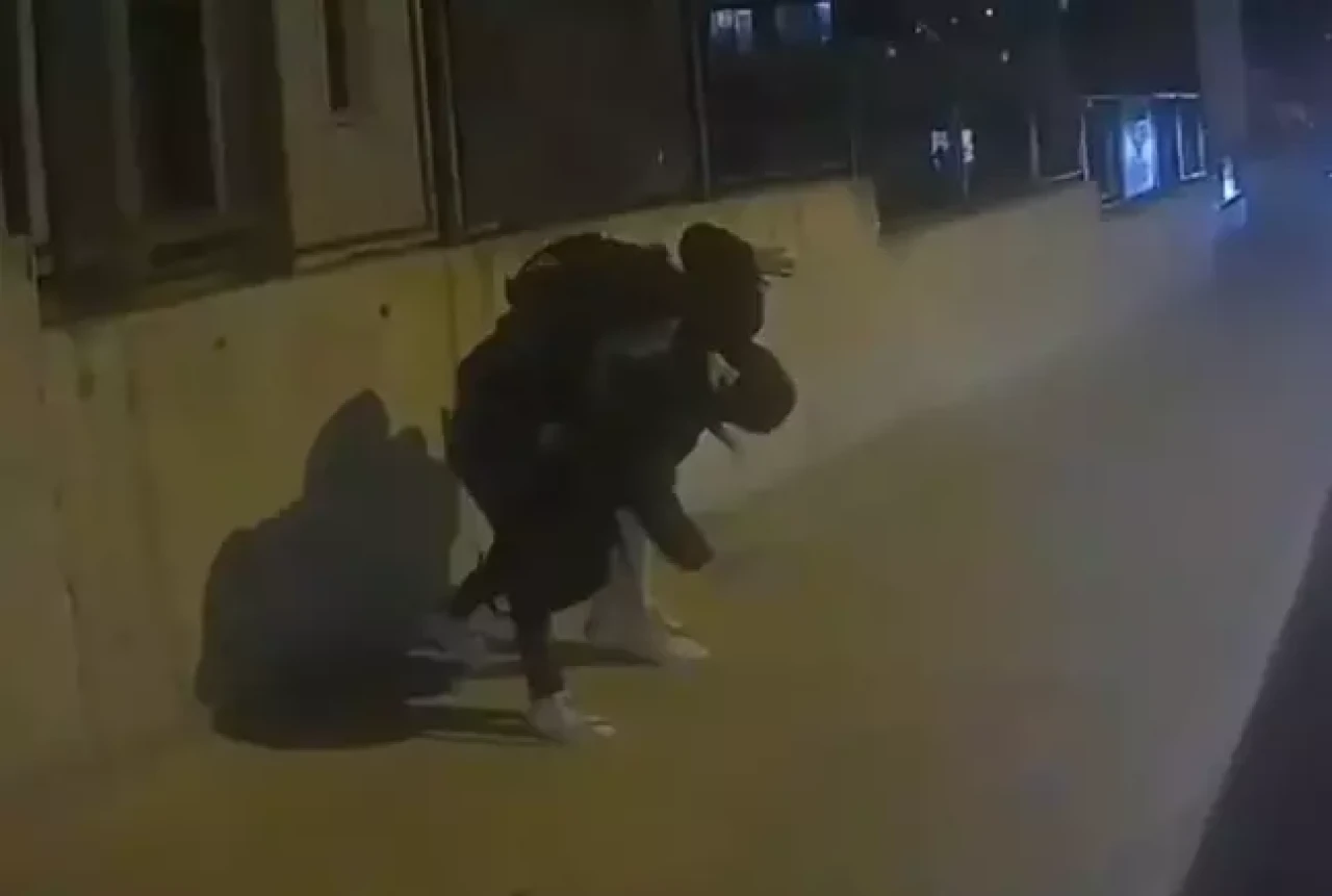 Sokak ortasında erkek arkadaşını evire çevire dövdü