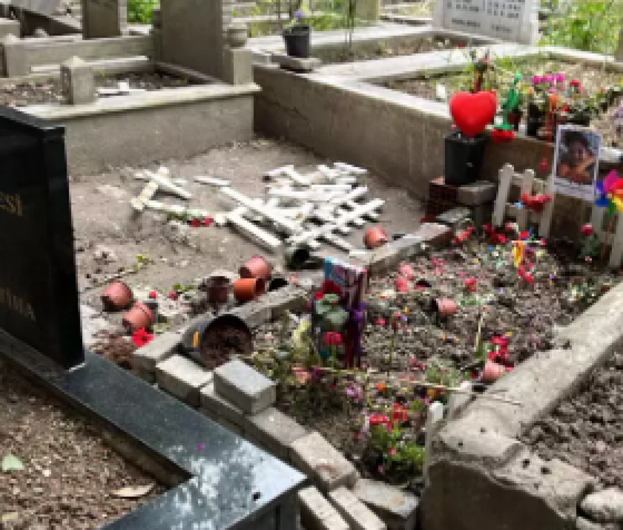 Duruşmaya dakikalar kala Ahmet Minguzzi'nin mezarına saldırı