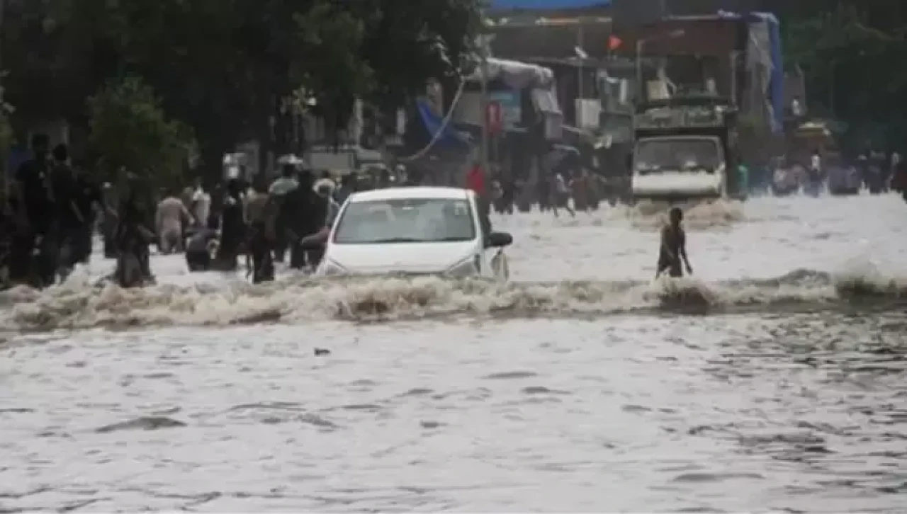 Hindistan ve Nepal'de şiddetli yağışlar can almaya devam ediyor