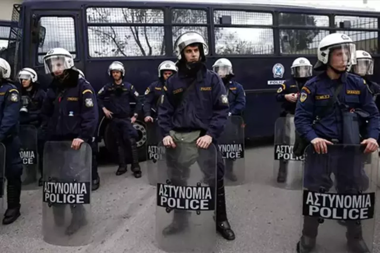 Yunanistan'da demiryolu şirketi binasına yerleştirilen bomba infilak etti