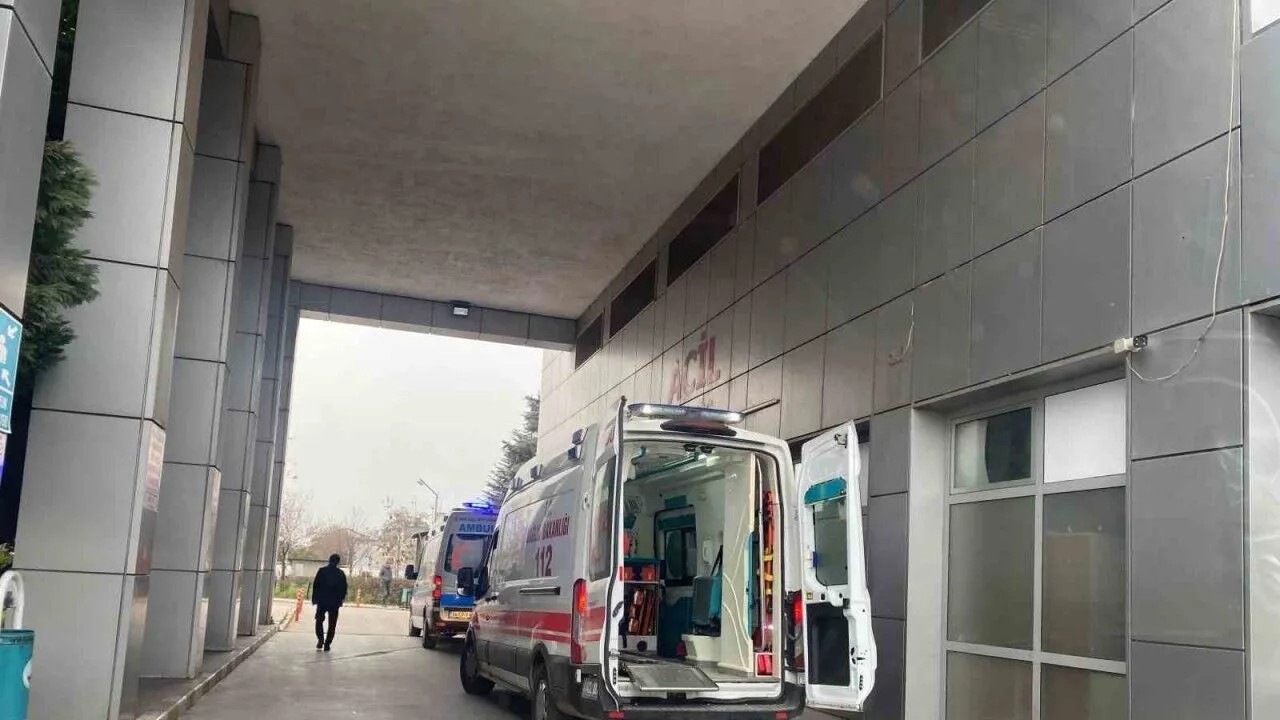 Tavuk döner yiyen 52 kişi zehirlendi