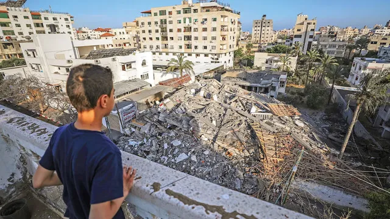 İsrail saldırısında hasar gören bina çöktü: Bir çocuk hayatını kaybetti, üç kişi yaralandı