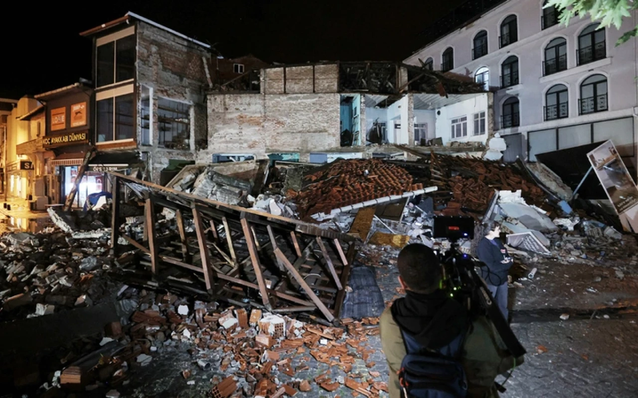 Balıkesir Sındırgı’da 6.1’lik deprem: Can kaybı yok, 25 bina hasarlı