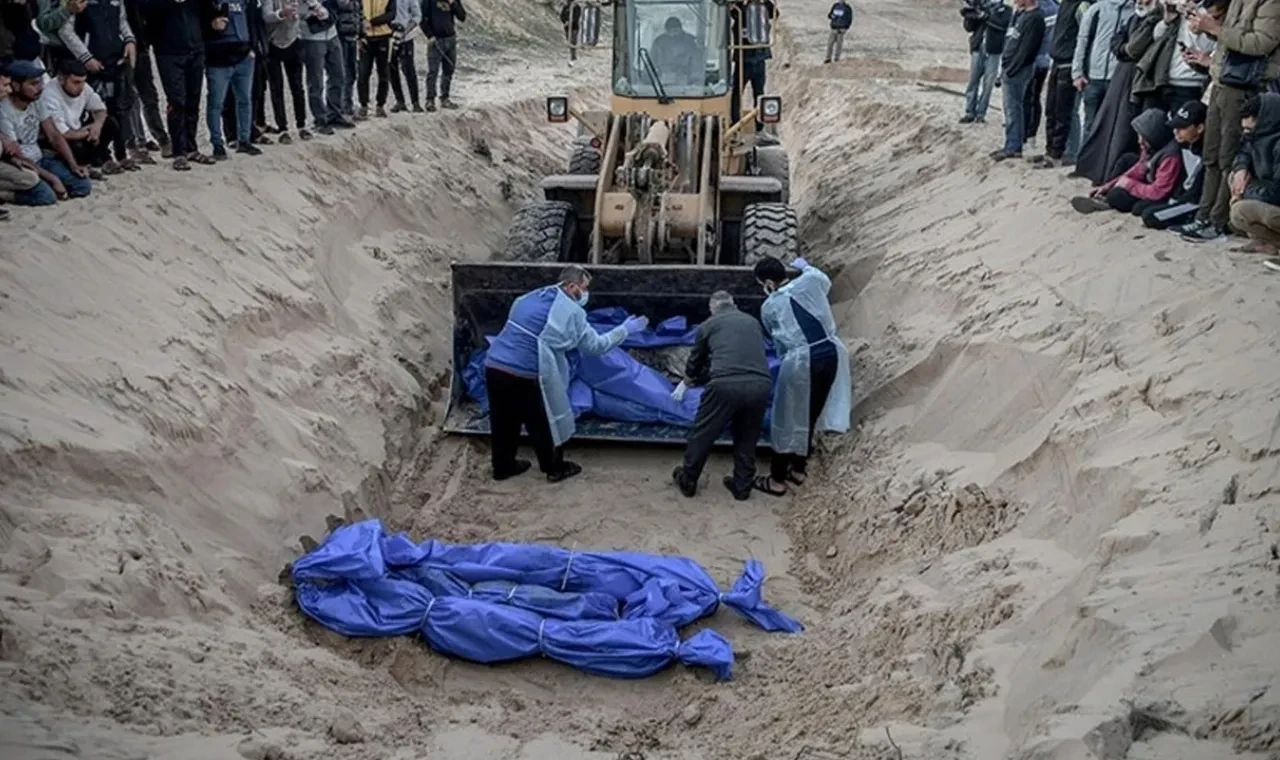 Gazze'de kimliği belirsiz cesetler tespit için hastaneye nakledildi