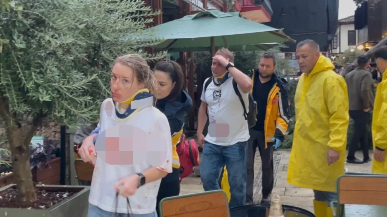 Antalya’da fırtına dehşeti: Devrilen ağacın altında kalan 3 kişi yaralandı