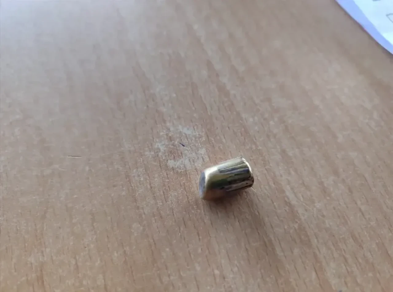 Minibüs durağına yorgun mermi isabet etti