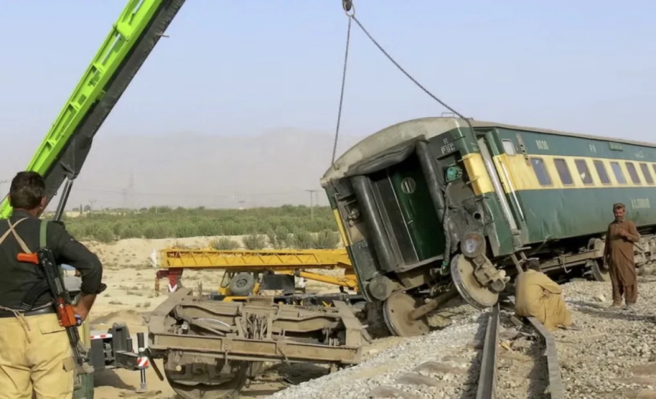 Yedi kez bombalanan, kaçırılan ve raydan çıkarılan Cafer Ekspresi dünyanın en tehlikeli treni olabliir