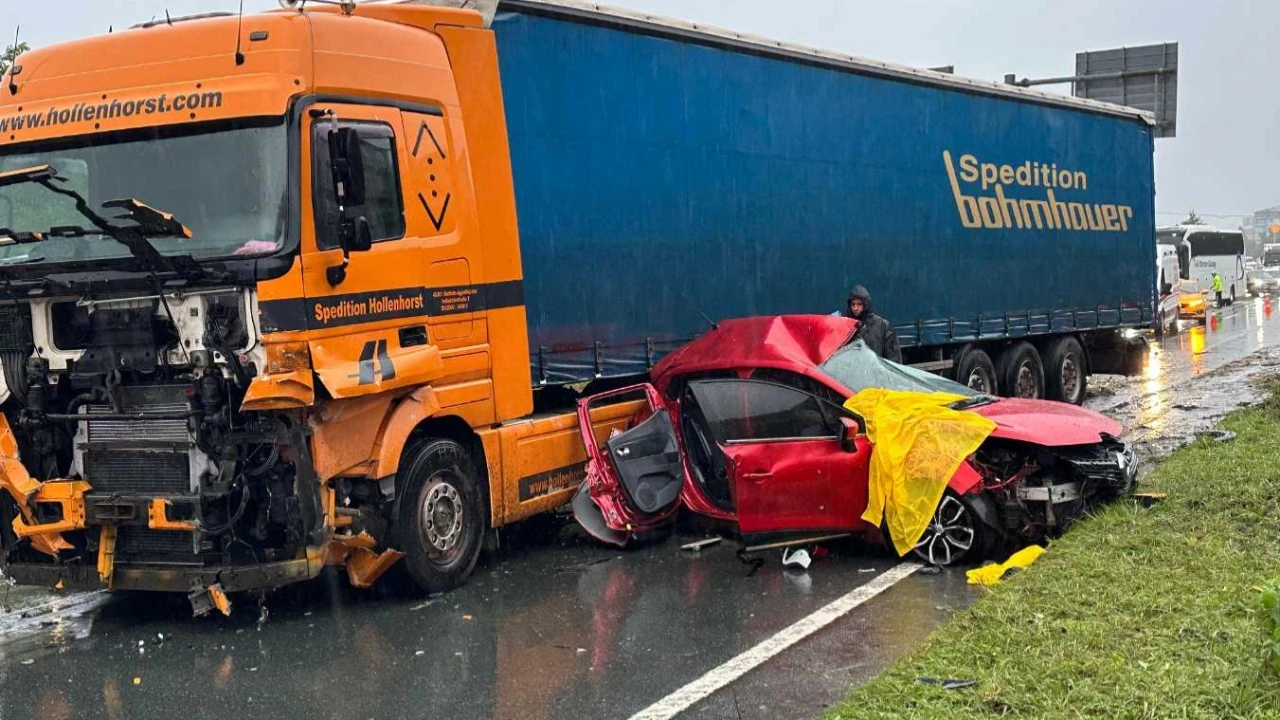 Refüjü aşan otomobil tırla çarpıştı, 3 kişi hayatını kaybetti