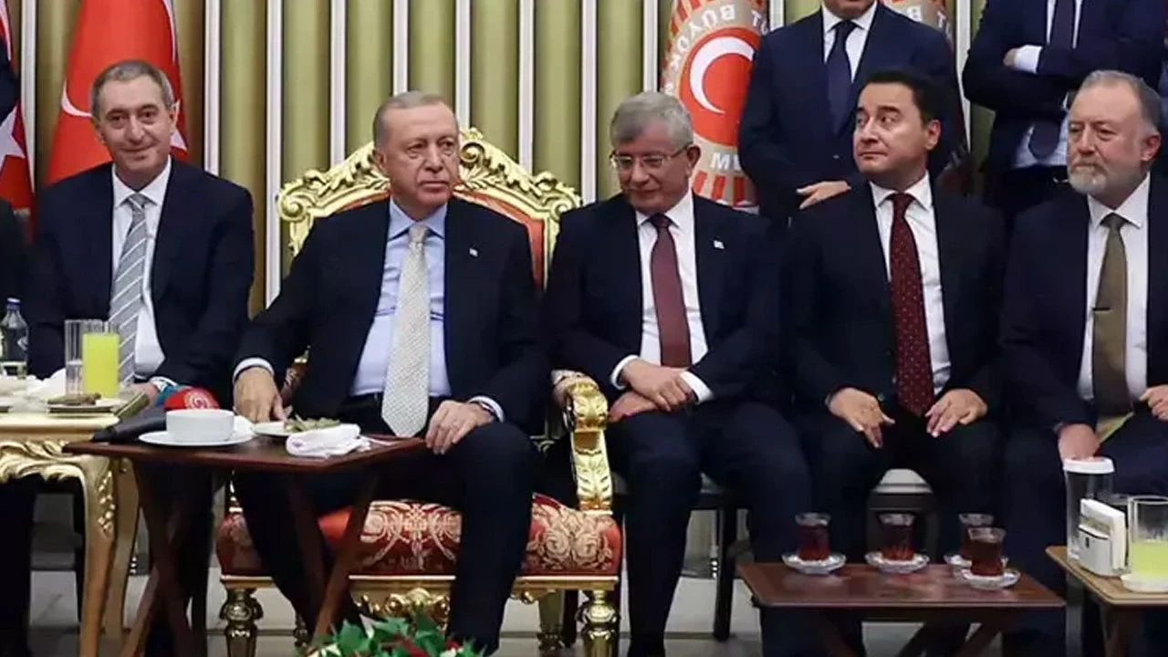 Cumhurbaşkanı Erdoğan’la fotoğrafı gündem olmuştu: Davutoğlu sessizliğini bozdu