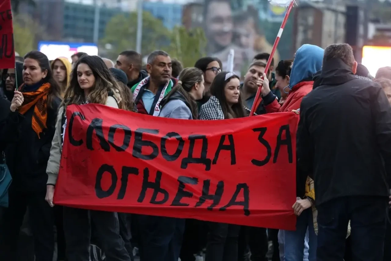 Sırbistan’da yüzlerce kişi, İsrail’in saldırılarını protesto etti