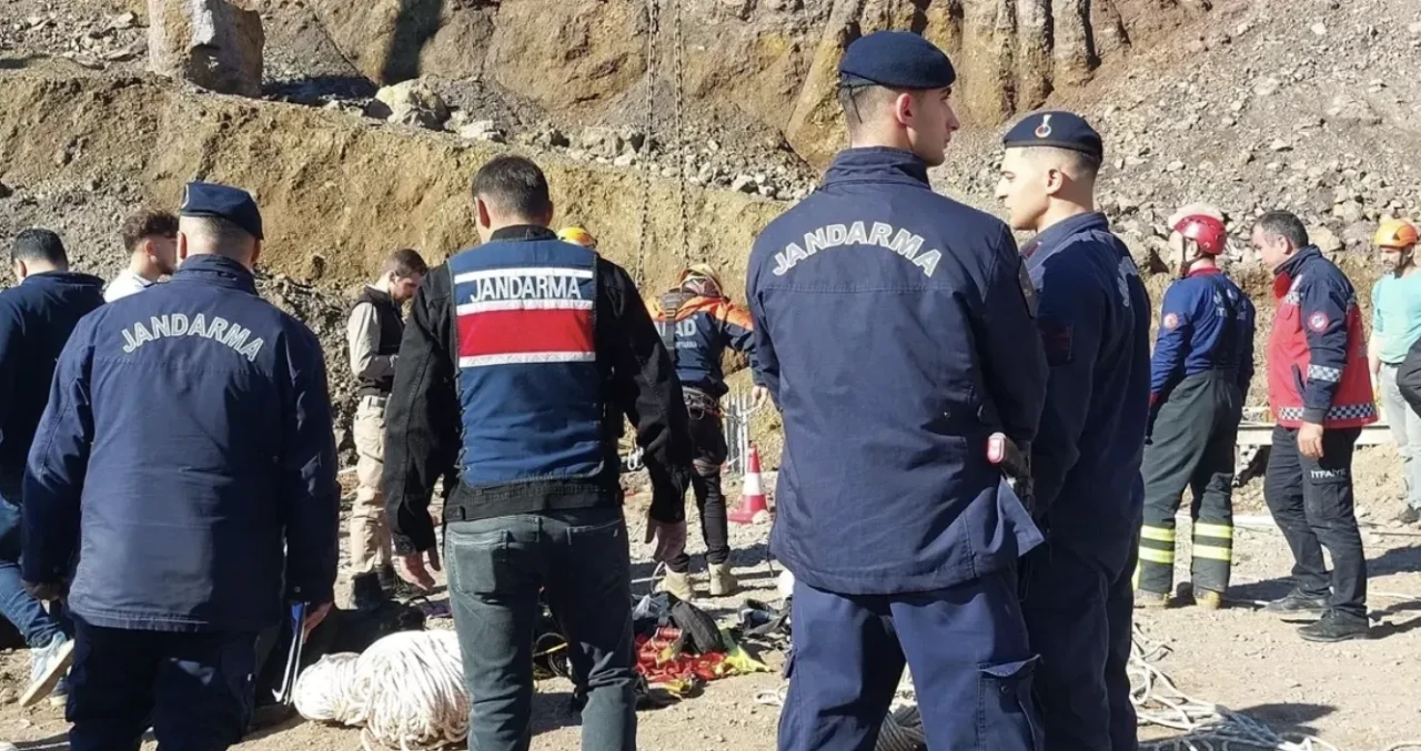Akyazı’da yol yapımında feci olay: Kuyuya düşen işçi hayatını kaybetti