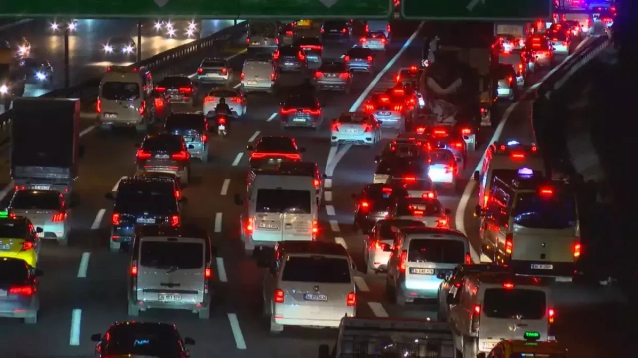 İstanbul’da trafik çilesi: Yoğunluk yüzde 76’ya ulaştı
