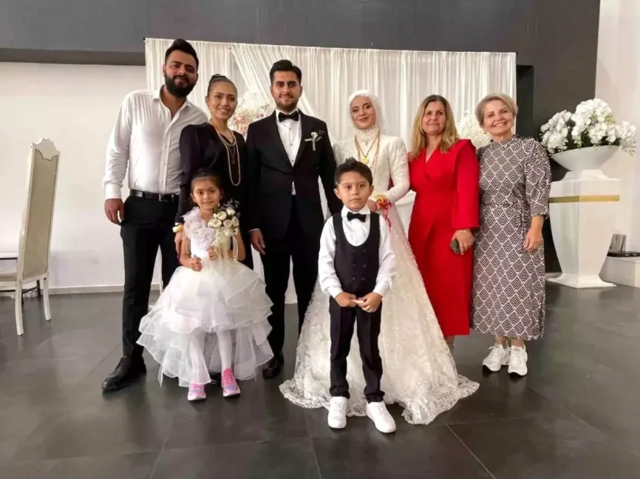 Antalya’da düğün günü servet şoku! Babaanneden torununa ev, arsa ve lüks araç