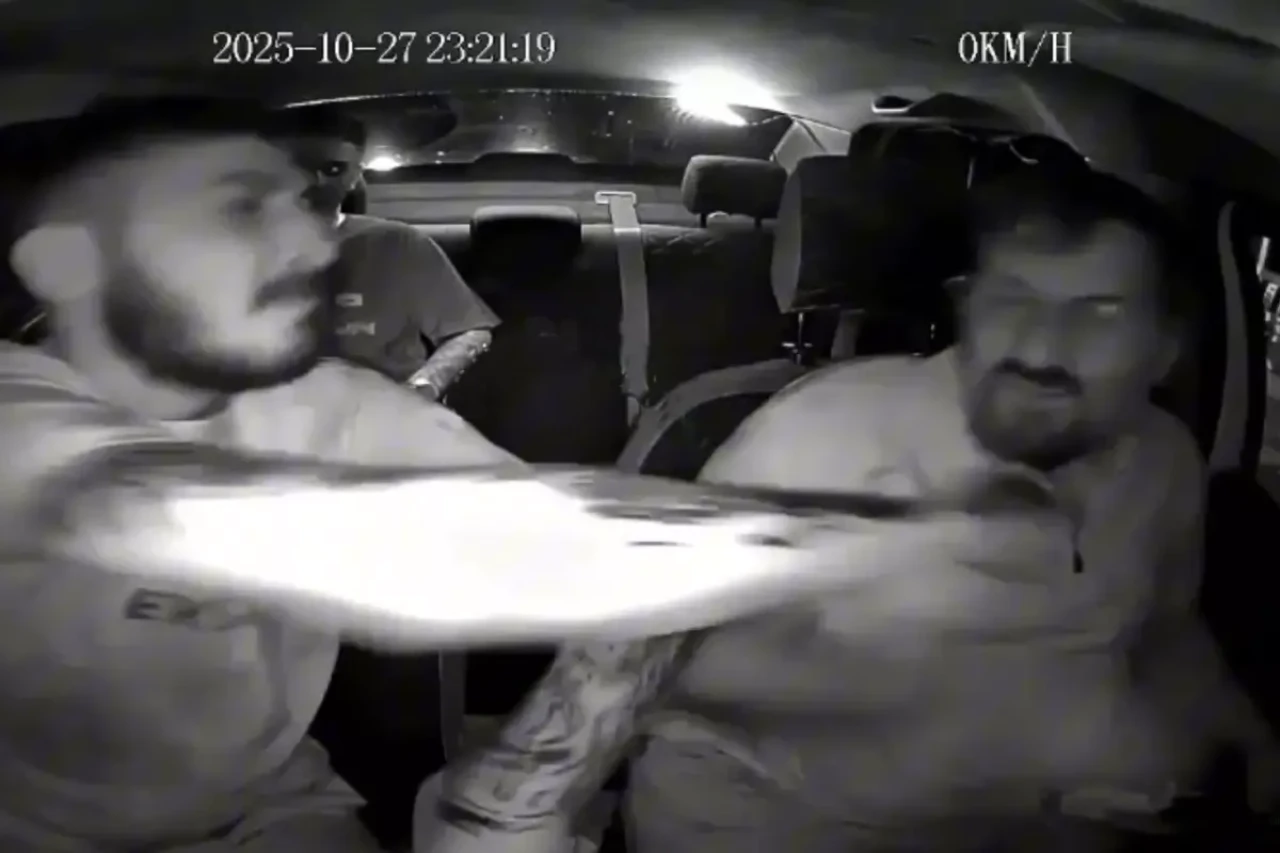 Taksi şoförüne defalarca vurup küfürler savurdu